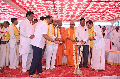 ಶಾಂತಿಗ್ರಾಮ ದೇವಾಂಗ ಸಂಘ ಹಾಗೂ ಗ್ರಾಮಸ್ಥರ ಆಶ್ರಯದಲ್ಲಿ ನೂತನವಾಗಿ ನಿರ್ಮಿಸಲಾದ ದೇವಾಂಗ ಸಮುದಾಯ ಭವನದ ಉದ್ಘಾಟನಾ ಸಮಾರಂಭ ವಿಜೃಂಭಣೆಯಿಂದ ನೆರವೇರಿತು. ರಾಜ್ಯಸಭಾ ಸದಸ್ಯ ಕೆ.ನಾರಾಯಣ, ಮಾಜಿ ಶಾಸಕ ಎಂ.ಡಿ.ಲಕ್ಷ್ಮೀನಾರಾಯಣ, ಜಿ.ಆರ್.ಮಂಜೇಶ್, ರವೀಂದ್ರ ಪಿ. ಕಲಬುರ್ಗಿ ಇತರರಿದ್ದರು.
