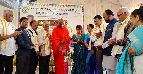 ಹಾಸನ ನಗರದ ಮಹಿಳಾ ಸರ್ಕಾರಿ ಪ್ರಥಮ ದರ್ಜೆ ಕಾಲೇಜಿನಲ್ಲಿ ಜನಕಲ್ಯಾಣ ರಿಸರ್ಚ್ ಮತ್ತು ಚಾರಿಟಬಲ್ ಟ್ರಸ್ಟ್, ಪರಿಪೂರ್ಣ ಚಾರಿಟಬಲ್ ಟ್ರಸ್ಟ್ ವತಿಯಿಂದ ಸ್ಪಂದನಾ ಯೋಜನೆ ಕಾರ್ಯಕ್ರಮ ಹಮ್ಮಿಕೊಳ್ಳಲಾಗಿತ್ತು. ಡಾ.ನಿಶ್ಚಲಾನಂದನಾಥ ಸ್ವಾಮೀಜಿ, ಡಾ.ಬಿ.ಸಿ. ರವಿ ಕುಮಾರ್, ಕೆ.ಟಿ.ಆರತಿ, ಡಿ.ಕೆ. ಮಂಜಯ್ಯ,  ಪ್ರೊ.ಎಚ್.ವಿ.ಲಕ್ಷ್ಮೀನಾರಾಯಣ ಇತರರಿದ್ದರು.