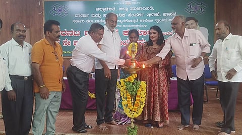 ಹಾಸನ ನಗರದ ಸರ್ಕಾರಿ ಕಲಾ, ವಾಣಿಜ್ಯ ಮತ್ತು ಸ್ನಾತಕೋತ್ತರ ಕಾಲೇಜಿನ ಸಭಾಂಗಣದಲ್ಲಿ ಆಯೋಜಿಸಲಾಗಿದ್ದ ಡಾ.ರಾಜಕುಮಾರ್ ಅವರ 97ನೇ ಜನ್ಮ ದಿನಾಚರಣೆ ಕಾರ್ಯಕ್ರಮವನ್ನು ಗಣ್ಯರು ಉದ್ಘಾಟಿಸಿದರು.  ಕೆ.ಎಸ್.ಲತಾಕುಮಾರಿ, ಪಟೇಲ್ ಶಿವಪ್ಪ, ಎಚ್.ಎಲ್.ಮಲ್ಲೇಶ್‌ಗೌಡ, ಬಾಳ್ಳು ಗೋಪಾಲ್ ಇತರರಿದ್ದರು.