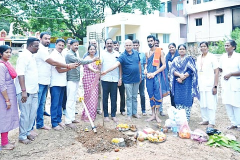 ಕಡೂರು ಸಾರ್ವಜನಿಕ ಆಸ್ಪತ್ರೆ ಆವರಣದಲ್ಲಿ 40 ಲಕ್ಷ ರೂ ವೆಚ್ಚದ ಪ್ರಯೋಗಾಲಯ ಕಟ್ಟಡದ ಕಾಮಗಾರಿಗೆ ಶಾಸಕ ಕೆ.ಎಸ್ ಆನಂದ್ ಭೂಮಿಪೂಜೆ ನೆರವೇರಿಸಿದರು. ಆಸಂದಿ ಕಲ್ಲೇಶ್, ಡಾ.ಶ್ರೀನಿವಾಸ್, ಡಾ.ಚಂದಾ ಮತ್ತಿತರಿದ್ದರು