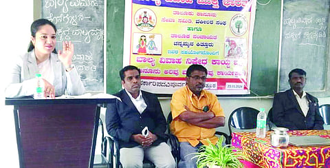 ಚನ್ನಮ್ಮನ ಕಿತ್ತೂರಿನ ಸರ್ಕಾರಿ ಪಪೂ ಕಾಲೇಜಿನಲ್ಲಿ ಹಮ್ಮಿಕೊಂಡಿದ್ದ ಕಾರ್ಯಕ್ರಮದಲ್ಲಿ ನ್ಯಾಯಾಧೀಶೆ ರಹಾ ಬೇಗಂ ಸೈಯ್ಯದ್ ಮಾತನಾಡಿದರು. ಸೋಮಪ್ಪ  ಪೆಂಟೇದ ಇದ್ದರು.