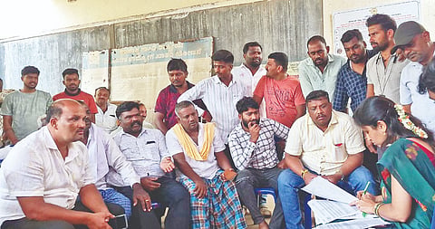 ಕಿಕ್ಕೇರಿ ಗ್ರಾಪಂ ವಾಣಿಜ್ಯ ಮಳಿಗೆ ಹರಾಜು, ಬಾಡಿಗೆಯಲ್ಲಿ ಅವ್ಯವಹಾರವಾಗಿದ್ದು ತನಿಖೆ ಮಾಡುವಂತೆ ಸಾರ್ವಜನಿಕರು ಸೋಮವಾರ ಗ್ರಾಪಂ ಕಛೇರಿ ಮುಂದೆ ತಾಪಂ. ಇಒ ಸುಷ್ಮಾ ಮುಂದೆ ಪ್ರತಿಭಟನೆ ನಡೆಸಿ ಸಮಸ್ಯೆಗಳನ್ನು ಅಲವತ್ತುಕೊಂಡರು. ಶೇಖರ್, ಮಧು, ಪುಟ್ಟೇಗೌಡ, ಜಯರಾಂ ಮತ್ತಿತರರಿದ್ದರು.   