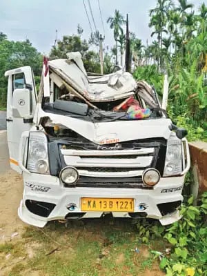 ಹೊರನಾಡು ಭಾಮಿ ಅಂಗಡಿ ಸೇತುವೆ ಬಳಿ ನಿಯಂತ್ರಣ ತಪ್ಪಿ ಪಲ್ಟಿಯಾದ ಟೆಂಪೋ ಟ್ರಾವೆಲರ್.