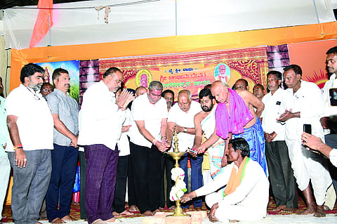 ಕುಲಗೋಡ ಗ್ರಾಮದ ಬಲಭೀಮ ದೇವಸ್ಥಾನದಲ್ಲಿ ಹಮ್ಮಿಕೊಂಡಿದ್ದ ಲಕ್ಷ ದೀಪೋತ್ಸವ ಕಾರ್ಯಕ್ರಮವನ್ನು ಶಾಸಕ ಬಾಲಚಂದ್ರ ಜಾರಕಿಹೊಳಿ ಉದ್ಘಾಟಿಸಿದರು. ಭೀಮಶಿ ಪೂಜೇರಿ, ಸತ್ಯಧ್ಯಾನ ಆಚಾರ್ಯ ಇತರರಿದ್ದರು.