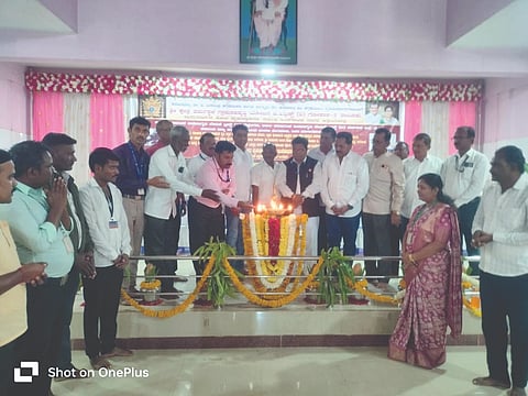 ಕೈತನಾಳ ಗ್ರಾಮದಲ್ಲಿ ಹಮ್ಮಿಕೊಂಡಿದ್ದ ಮದ್ಯವರ್ಜನ ಶಿಬಿರದ ಸಮಾರೋಪದ ಸಮಾರಂಭವನ್ನು ಗಣ್ಯರು ಉದ್ಘಾಟಿಸಿದರು. ಡಾ.ಮೋಹನ ಭಸ್ಮೆ, ಚಂದ್ರಶೇಖರ ಅಕ್ಕಿ, ದಯಾಶೀಲಾ, ಲವಕುಮಾರ ಇತರರಿದ್ದರು.