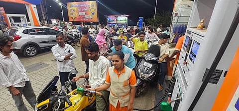 ಪೆಟ್ರೋಲ್, ಡೀಸೆಲ್ ಖಾಲಿಯಾಗಿದೆ ಎಂಬ ಸಾಮಾಜಿಕ ಜಾಲತಾಣದಲ್ಲಿನ ವದಂತಿಗೆ ಬೆಚ್ಚಿಬಿದ್ದ ವಾಹನ ಸವಾರರು ಬೆಳಗಾವಿ ನಗರದಲ್ಲಿನ ಪೆಟ್ರೋಲ್ ಬಂಕ್‌ಗಳಿಗೆ ಮುಗಿಬಿದ್ದಿದ್ದಾರೆ.