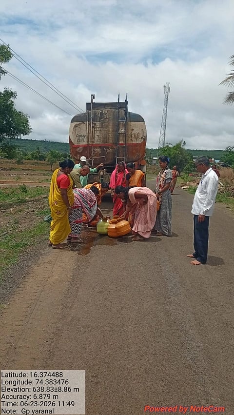 ಹುಕ್ಕೇರಿ ತಾಲೂಕಿನ ಯರನಾಳದಲ್ಲಿ ಟ್ಯಾಂಕರ್ ಮೂಲಕ ಕುಡಿಯುವ ನೀರು ಪೂರೈಸಲಾಗುತ್ತಿದೆ.