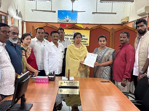  ಬೆಳಗಾವಿ ಪ್ರಾದೇಶಿಕ ವಿಭಾಗದ ಉಪ ಆಯುಕ್ತೆ ಗೀತಾ ಕೌಲಗಿ ಅವರಿಗೆ ಮೇಯರ್‌ ಪ್ರೀತಿ ಕಾಮಕರ್‌, ಉಪಮೇಯರ್‌ ಹಣುಮಂತ ಕೊಂಗಾಲಿ ಹಾಗೂ ಪಾಲಿಕೆ ಸದಸ್ಯರು ಮನವಿ ಸಲ್ಲಿಸಿದರು