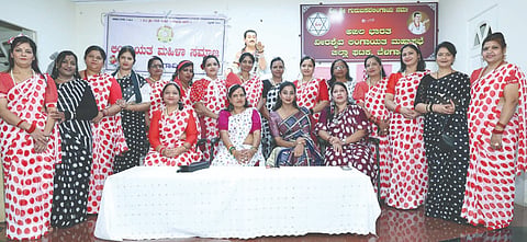 ಬೆಳಗಾವಿ ಶಿವಬಸವ ನಗರದ ಲಿಂಗಾಯತ ಸಭಾಭವನದಲ್ಲಿ ಲಿಂಗಾಯತ ಮಹಿಳಾ ಸಮಾಜದ ವತಿಯಿಂದ ಜರುಗಿದ ಕಾರ್ಯಕ್ರಮದಲ್ಲಿ ಪ್ರಿಯಾ ಸವದಿ, ಮಧುಮತಿ ಹಿರೇಮಠ, ಸರೋಜಾ ನಿಶಾನ್ದಾರ್​, ಶಾರದಾ ಭೋಜ ಇತರರಿದ್ದರು.