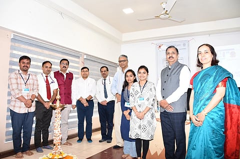 ಬೆಳಗಾವಿಯ ಕೆಎಲ್‌ಎಸ್ ಗೋಗಟೆ ತಾಂತ್ರಿಕ ಮಹಾವಿದ್ಯಾಲಯದಲ್ಲಿ ಮಂಗಳವಾರ ಸಾಮರ್ಥ್ಯ ವೃದ್ಧಿ ಕಾರ್ಯಕ್ರಮ ಉದ್ಘಾಟಿಸಲಾಯಿತು. ಡಾ.ಎಂ.ಎಸ್.ಪಾಟೀಲ, ಡಾ.ರಾಜೇಂದ್ರ ಬೆಳಗಾಂವ್ಕರ್,  ಡಾ.ಪಿ.ಎಸ್.ಕೌಜಲಗಿ ಇತರರಿದ್ದರು.