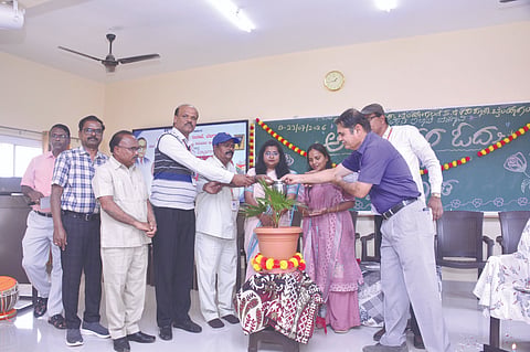 ಬೈಲಹೊಂಗಲದ ಸರ್ಕಾರಿ ಪದವಿಪೂರ್ವ ವಿದ್ಯಾಲಯದಲ್ಲಿ ಹಮ್ಮಿಕೊಂಡಿದ್ದ ಡಾ.ಬಿ.ಆರ್​.ಅಂಬೇಡ್ಕರ್​ ಓದು ಕಾರ್ಯಕ್ರಮವನ್ನು ಗಣ್ಯರು ಉದ್ಘಾಟಿಸಿದರು. ಭಾಗ್ಯಶ್ರೀ ಹುಗ್ಗಿ, ವಿದ್ಯಾವತಿ ಭಜಂತ್ರಿ, ಡಾ.ಸಿ.ಬಿ.ಗಣಾಚಾರಿ ಇತರರಿದ್ದರು.