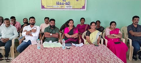 ಕರ್ನಾಟಕ ಅಭಿವೃದ್ಧಿ ಕಾರ್ಯಕ್ರಮದ ಭಾಗವಾಗಿ ಗುಡ್ಡೆಹೊಸೂರು ಗ್ರಾಮ ಪಂಚಾಯಿತಿಯಲ್ಲಿ ಕೆಡಿಪಿ ಸಭೆ ನಡೆಯಿತು. ಸೌಮ್ಯಾ,  ಪ್ರವೀಣ್, ಕುಮಾರಸ್ವಾಮಿ ಇದ್ದರು.