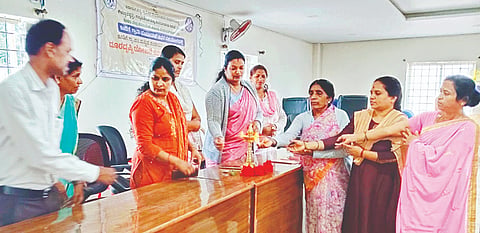 ಕೂಡಿಗೆ ಗ್ರಾಮ ಪಂಚಾಯಿತಿ ಮಟ್ಟದ ಸಂಜೀವಿನಿ ಒಕ್ಕೂಟದ ಸದಸ್ಯರಿಗೆ ಏರ್ಪಡಿಸಿದ್ದ ಮೂರು ದಿನಗಳ ದೂರದೃಷ್ಟಿ ಯೋಜನೆ ತರಬೇತಿ ಕಾರ್ಯಾಗಾರವನ್ನು ಪಿಡಿಒ ಮಂಜುಳಾ ಉದ್ಘಾಟಿಸಿದರು. ಜಯಚಂದ್ರನ್, ಸುಜಾತ, ಪದ್ಮಶ್ರೀ, ಕಲ್ಪನಾ, ರತ್ನಮ್ಮ, ಸೌಮ್ಯ, ಬೇಬಿ ಮತ್ತಿತರರು ಇದ್ದರು.