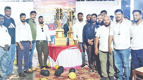 ಫ್ರೆಂಡ್ಸ್ ಕಪ್ ಕ್ರಿಕೆಟ್ ಟೂರ್ನಿಯ ಆಟಗಾರರ ಬಿಡ್ಡಿಂಗ್ ಮತ್ತು ಟ್ರೋಫಿ ಬಿಡುಗಡೆ ಕಾರ್ಯಕ್ರಮ ಕುಶಾಲನಗರದಲ್ಲಿ ನಡೆಯಿತು. ಎಂ.ಜೆ. ಇರ್ಫಾನ್, ಮಣಿ, ಫಯಾಜ್, ನಾಣಿ, ಮಹದೇವ್, ಗ್ರೀನಿಜ್, ಅವಿನಾಶ್, ಸಲ್ಮಾನ್ ಇತರರಿದ್ದರು.