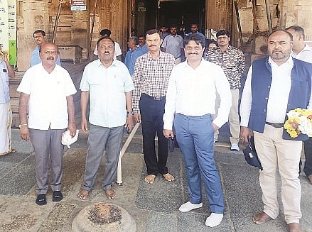 ವೈರಮುಡಿ ಬ್ರಹ್ಮೋತ್ಸವದ ಪೂರ್ವಸಿದ್ಧತೆಯನ್ನು ಅಪರ ಜಿಲ್ಲಾಧಿಕಾರಿ ಶಿವಾನಂದಮೂರ್ತಿ ಪರಿಶೀಲಿಸಿದರು.