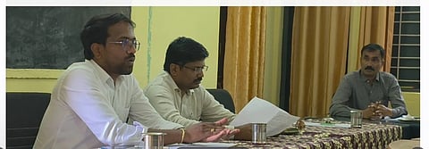 ಮುಂಡಗೋಡ ಪಟ್ಟಣ ಪಂಚಾಯಿತಿ ಕಚೇರಿಯಲ್ಲಿ ಪಪಂ ಆಡಳಿತಾಧಿಕಾರಿ ತಹಸೀಲ್ದಾರ್ ಶಂಕರ ಗೌಡಿ ಸಮ್ಮುಖದಲ್ಲಿ ಸಭೆ ನಡೆಯಿತು.  ಮುಖ್ಯಾಧಿಕಾರಿ ಸಂತೋಷ ಹಕ್ಲಾಪುರ ಇದ್ದರು.     