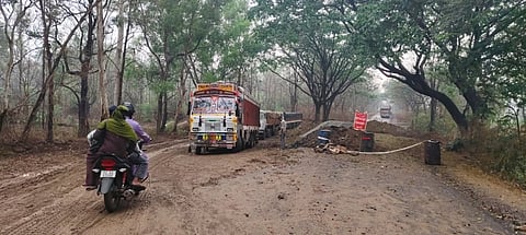 ಮುಂಡಗೋಡ ಪಟ್ಟಣದ ಹೊರವಲಯದ ಹುಬ್ಬಳ್ಳಿ ರಸ್ತೆಯಲ್ಲಿ ಸೇತುವೆ ನಿರ್ಮಾಣ ಕಾಮಗಾರಿ ಕೈಗೊಂಡಿರುವುದು.