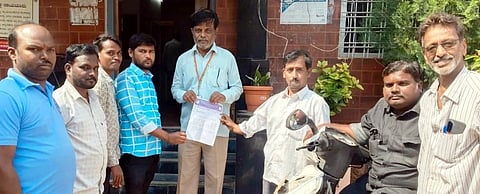 ಮಾನ್ವಿಯಲ್ಲಿ ಉಪತಹಸೀಲ್ದಾರ್ ವಿನಾಯಕ ರಾವ್‌ಗೆ ವಿಕಲಚೇತನರ ಆರ್‌ಪಿಡಿ ಟಾಸ್ಕ್‌ಫೋರ್ಸ್ ತಾಲೂಕು ಸಮಿತಿ ಮನವಿ ಸಲ್ಲಿಸಿತು. ಜಿಲ್ಲಾಧ್ಯಕ್ಷ ಎಂ.ಡಿ.ಜಾಫರ್, ತಾಲೂಕಾಧ್ಯಕ್ಷ ಹನುಮೇಶ್ ಕಾತರಕಿ, ದೊಡ್ಡ ನರಸಪ್ಪ, ನರಸಪ್ಪ ಕಾತರಕಿ, ವೀರೇಶ್ ಇದ್ದರು.