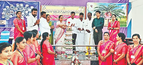 ಮಾಯಕೊಂಡದ ಅಣಜಿಯಲ್ಲಿ ಇತ್ತೀಚಿಗೆ ತಾಲೂಕು ಮಟ್ಟದ ಮಹಿಳಾ ವಿಚಾರಗೋಷ್ಠಿಯನ್ನು ಜಿಲ್ಲಾ ಮಕ್ಕಳ ರಕ್ಷಣಾಧಿಕಾರಿ ಟಿ.ಎನ್.ಕವಿತಾ ಉದ್ಘಾಟಿಸಿದರು. ಚಂದ್ರಶೇಖರ್, ಅನಿತಾ, ಎಂ.ಅಶ್ವಿನಿ ನಾಯ್ಕ ಇದ್ದರು.Care
