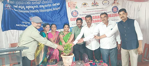 ಮತ್ತಿಕೊಪ್ಪ ಗ್ರಾಮದಲ್ಲಿ ಹಮ್ಮಿಕೊಂಡಿದ್ದ ಎನ್​ಎಸ್​ಎಸ್​ ವಾರ್ಷಿಕ ವಿಶೇಷ ಶಿಬಿರವನ್ನು ಗಣ್ಯರು ಉದ್ಘಾಟಿಸಿದರು. ಪ್ರೊ.ಎಂ.ಎಸ್​.ಅವ್ವಕ್ಕನವರ, ಡಾ.ಎ್​.ಡಿ.ಗಡ್ಡಿಗೌಡರ, ಸಿ.ಎಸ್​.ಗದಗ, ಶಾಂತವ್ವ ದೇಯಣ್ಣವರ ಇತರರಿದ್ದರು.