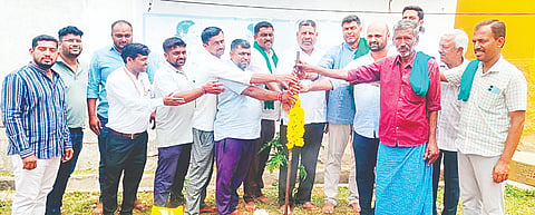 ಚಿತ್ರ-2 ಕೆನ್ನಾಳು ಗ್ರಾಮದಲ್ಲಿ 1.33 ಕೋಟಿ ರೂ. ವೆಚ್ಚದಲ್ಲಿ ರಸ್ತೆ ಅಭಿವೃದ್ಧಿ ಕಾಮಗಾರಿಗೆ ಶಾಸಕ ದರ್ಶನ್‌ಪುಟ್ಟಣ್ಣಯ್ಯ ಭೂಮಿಪೂಜೆ ನೆರವೇರಿಸಿದರು.