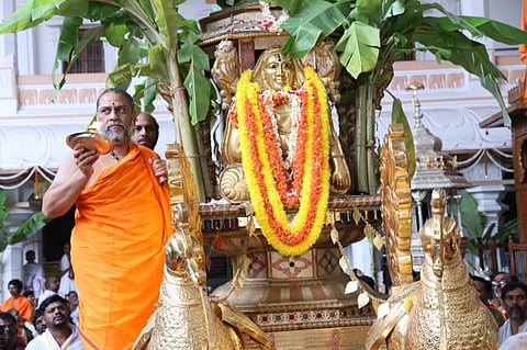 ಮಂತ್ರಾಲಯದ ರಾಯರ ವರ್ಧಂತಿ ಮಹೋತ್ಸವ ನಿಮಿತ್ತ ಮಂಗಳವಾರ ಶ್ರೀ ನವರತ್ನ ಸುವರ್ಣ ರಥೋತ್ಸವಕ್ಕೆ ಪೀಠಾಧಿಪತಿ ಶ್ರೀ ಸುಬುಧೇಂದ್ರ ತೀರ್ಥರು ಚಾಲನೆ ನೀಡಿದರು.