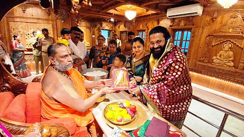 ಮಂತ್ರಾಲಯ ಮಠಕ್ಕೆ ಬುಧವಾರ ಭೇಟಿ ನೀಡಿದ ನಟ, ನಿರ್ದೇಶಕ ರಿಷಬ್ ಶೆಟ್ಟಿ ಅವರನ್ನು ಶ್ರೀಮಠದ ಪೀಠಾಧಿಪತಿ ಶ್ರೀ ಸುಬುಧೇಂದ್ರ ತೀರ್ಥರು ಗೌರವಿಸಿ ಅಶೀರ್ವದಿಸಿದರು. ಪ್ರಗತಿ ಶೆಟ್ಟಿ, ಮಕ್ಕಳಾದ ರನ್ವಿತ್ ಶೆಟ್ಟಿ ಇದ್ದರು.