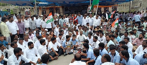 ನೀಟ್ ಪರೀಕ್ಷೆಗೆ ಸಂಬಂಧಿಸಿದ ಪ್ರಶ್ನೆಪತ್ರಿಕೆ ಸೋರಿಕೆ ಪ್ರಕರಣ ಹಾಗೂ ವಿದ್ಯಾರ್ಥಿಗಳ ಮೇಲೆ ನಡೆದ ಪೊಲೀಸ್ ದೌರ್ಜನ್ಯವನ್ನು ಖಂಡಿಸಿ ಜಿಲ್ಲಾ ಯುವ ಕಾಂಗ್ರೆಸ್ ಸಮಿತಿಯಿಂದ ಗುರುವಾರ ರಾಯಚೂರಿನ ಡಾ.ಬಿ.ಆರ್.ಅಂಬೇಡ್ಕರ್ ವೃತ್ತದಲ್ಲಿ ಪ್ರತಿಭಟನೆ ಮಾಡಿದರು.ಯುವ ಘಟಕದ ಜಿಲ್ಲಾಧ್ಯಕ್ಷ ಮರಿಸ್ವಾಮಿ ಗಟ್ಟು ಬಿಚ್ಚಾಲಿ, ರಾಜ್ಯ ಕಾರ್ಯದರ್ಶಿ ಫೈಸಲ್ ಖಾನ್, ನಗರಾಧ್ಯಕ್ಷ ಮಹ್ಮದ್ ಲೈಬಾದ್, ಪ್ರಮುಖರಾದ ರವಿ ಬೋಸರಾಜು, ಮಹ್ಮದ್ ಶಾಲಂ, ನರಸಿಂಹಲು ಮಾಡಗಿರಿ, ಖರೀಮ್, ಎಂ.ಆರ್.ಭೇರಿ, ಮಲ್ಲೇಶ ಕೊಲಿಮಿ, ವಿಶ್ವನಾಥ ಪಟ್ಟಿ, ಯೂಸೂಫ್ ಖಾನ್, ಡಾ. ದಾದಪೀರ, ಅರುಣ ದೋತರಬಂಡಿ, ಕೆ. ರಾಘವೇಂದ್ರ, ಎಂ.ಡಿ. ಜಾವಿದ್, ಪ್ರತಾಪ್ ರೆಡ್ಡಿ, ಪ್ರವೀಣ್ ಕುಮಾರ ಗುಡಿಸಿ ಇದ್ದರು.