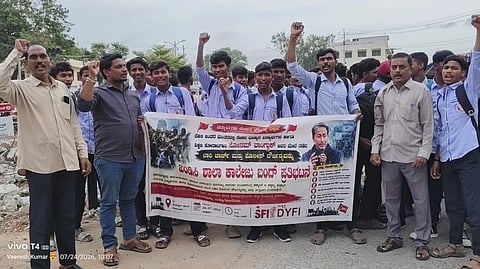 ನೀಟ್ ಪ್ರಶ್ನೆಪತ್ರಿಕೆ ಸೋರಿಕೆ ಪ್ರಕರಣದ ನೈತಿಕ ಹೊಣೆ ಹೊತ್ತು ಕೇಂದ್ರ ಶಿಕ್ಷಣ ಸಚಿವ ಧರ್ಮೇಂದ್ರ ಪ್ರಧಾನ ರಾಜೀನಾಮೆ ನೀಡಬೇಕೆಂದು ಒತ್ತಾಯಿಸಿ ಎಸ್‌ಎಫ್‌ಐ ಹಾಗೂ ಡಿವೈಎಫ್‌ಐ ಸಂಘಟನೆ ನೇತೃತ್ವದಲ್ಲಿ ಶುಕ್ರವಾರ ಕಾಲೇಜು ವಿದ್ಯಾರ್ಥಿಗಳು ತರಗತಿ ಬಹಿಷ್ಕರಿಸಿ ನಗರದ ಡಾ.ಬಿ.ಆರ್.ಅಂಬೇಡ್ಕರ್ ವೃತ್ತದಲ್ಲಿ ಪ್ರತಿಭಟನೆ ಮಾಡಿದರು. ಎಸ್‌ಎಫ್‌ಐ ಮತ್ತು ಡಿವೈಎಫ್‌ಐ ಪ್ರಮುಖರಾದ ರಮೇಶ್, ವೀರೇಶ್, ರಫಿ, ಡಿ.ಎಸ್. ಶರಣಬಸವ, ಕೆ.ಜಿ. ವಿರೇಶ್, ಕರಿಯಪ್ಪ ಅಟ್ಟೋಳಿ, ರಾಘವೇಂದ್ರ, ರಾಜು, ಮೇಶಕ್, ಗುರುರಾಜ್ ಇದ್ದರು.