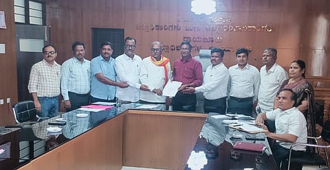 ಗಡಿನಾಡು ವಿದ್ಯಾರ್ಥಿಗಳಿಗೆ ವಸತಿ ಸೌಲಭ್ಯ, ಕಾಲೇಜುಗಳಲ್ಲಿ ಮುಕ್ತ ಪ್ರವೇಶ , ಸಾರಿಗೆ ಬಸ್‌ಪಾಸ್ ಸೇರಿದಂತೆ ವಿವಿಧ ಬೇಡಿಕೆಗಳು ಈಡೇರಿಕೆಗೆ ಒತ್ತಾಯಿಸಿ ರಾಯಚೂರಿನ ಜಿಲ್ಲಾಧಿಕಾರಿಗಳ ಭವನದಲ್ಲಿ ಮಂಗಳವಾರ ಗಡಿನಾಡು ಕನ್ನಡ ಸಂಘದ ಪದಾಧಿಕಾರಿಗಳು ಎಡಿಸಿ ಶಿವಾನಂದ ಅವರಿಗೆ ಮನವಿ ಸಲ್ಲಿಸಿ ಒತ್ತಾಯಿಸಿದರು. ಸಂಘದ ಗೌರವ ಅಧ್ಯಕ್ಷ ರಾಮಲಿಂಗಪ್ಪ ಕುನ್ಸಿ, ಅಧ್ಯಕ್ಷ  ನಿಜಾಮುದ್ದಿನ, ರವಿ ಪಾಟೀಲ್ ಇದ್ದರು.