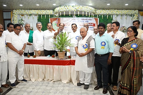 ರಾಯಚೂರಿನ ಎಸ್‌ಎಲ್‌ವಿ ಸಭಾಂಗಣದಲ್ಲಿ ಭಾನುವಾರ ಹೈದರಾಬಾದ್ ಕರ್ನಾಟಕ ಜನಾಂದೋಲನ ಕೇಂದ್ರ ವತಿಯಿಂದ ಹಮ್ಮಿಕೊಂಡ 371 (ಜೆ) ಹೋರಾಟಗಾರರ ಸಮಾವೇಶ ಮತ್ತು ದುಂಡು ಮೇಜಿನ ಸಭೆಯನ್ನು ಹಿರಿಯ ಹೋರಾಟಗಾರ ಆರ್.ಕೆ ಹುಡುಗಿ ಉದ್ಘಾಟಿಸಿದರು.  ಹಿರಿಯ ಹೋರಾಟಗಾರ ಆರ್.ಕೆ ಹುಡುಗಿ, ಹೈದ್ರಬಾದ್ ಕರ್ನಾಟಕ ಜನಾಂದೋಲನ ಕೇಂದ್ರದ ಸಂಸ್ಥಾಪಕ ಅಧ್ಯಕ್ಷ ರಾಘವೇಂದ್ರ ಕುಷ್ಟಗಿ, ಮಾಜಿ ಶಾಸಕರಾದ ಪ್ರತಾಪಗೌಡ ಪಾಟೀಲ, ಬಸವನಗೌಡ ಬ್ಯಾಗವಾಟ್, ಗಂಗಾಧರ ನಾಯಕ, ಹೋರಾಟಗಾರರಾದ ಅಲ್ಲಮಪ್ರಭು ಬೆಟ್ಟದೂರು, ಕೆ. ನೀಲಾ, ರಜಾಕ್ ಉಸ್ತಾದ್, ಭಾರದ್ವಾಜ್ ಇದ್ದರು.