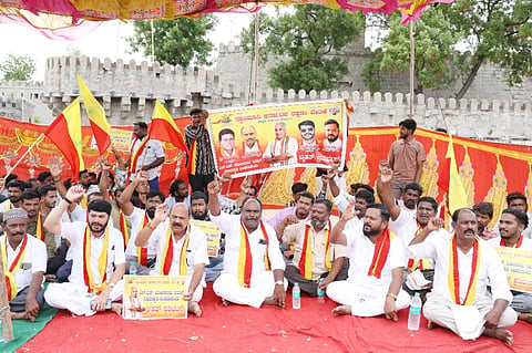 ಜಿಲ್ಲೆಯ ಅಭಿವೃದ್ಧಿಗೆ ಹಿರಿಯ ಹಾಗೂ ಅನುಭವಿ ನಾಯಕ ಎನ್.ಎಸ್.ಬೋಸರಾಜು ಸಚಿವ ಸ್ಥಾನ ಹಾಗೂ ಜಿಲ್ಲಾ ಉಸ್ತುವಾರಿ ಸಚಿವ ಸ್ಥಾನ ನೀಡಲು ಒತ್ತಾಯಿಸಿ  ಸ್ವಾಭಿಮಾನಿ ಕರ್ನಾಟಕ ರಕ್ಷಣಾ ವೇದಿಕೆಯಿಂದ ರಾಯಚೂರಿನ ಡಾ.ಬಿ.ಆರ್.ಅಂಬೇಡ್ಕರ್ ವೃತ್ತದಲ್ಲಿ ಪ್ರತಿಭಟನೆ ಮಾಡಿದರು. ಸಂಘದ ಕಲ್ಯಾಣ ಕರ್ನಾಟಕ ಗೌರವಾಧ್ಯಕ್ಷ ಸೈಯದ್ ಮಾಸೂಮ್, ವಿಭಾಗೀಯ ಅಧ್ಯಕ್ಷ ರಾಮು, ಜಿಲ್ಲಾಧ್ಯಕ್ಷ ಫೀರ್‌ಪಾಷಾ, ಯೂಸೂಫ್ ಖಾನ್ ಇದ್ದರು.