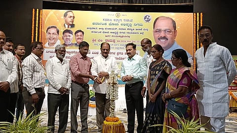 ರಾಯಚೂರಿನ ಪಂ.ಸಿದ್ದರಾಮ ಜಂಬಲದಿನ್ನಿ ರಂಗಮಂದಿರದಲ್ಲಿ  ಮಂಗಳವಾರ  ಭೋವಿ ಅಭಿವೃದ್ಧಿ ನಿಗಮದಿಂದ ಹಮ್ಮಿಕೊಂಡಿದ್ದ  ನಿಗಮದ ವಿವಿಧ ಯೋಜನೆಗಳ ಜಿಲ್ಲಾ ಪ್ರಗತಿ ಪರಿಶೀಲನಾ ಸಭೆ ಹಾಗೂ ಸಮುದಾಯದ ಮುಖಂಡರೊಂದಿಗೆ ಸಮಾಲೋಚನಾ ಸಭೆಯನ್ನು ನಿಗಮದ ಅಧ್ಯಕ್ಷ ಎಂ.ರಾಮಪ್ಪ ಉದ್ಘಾಟಿಸಿದರು. ನಿಗಮದ ವ್ಯವಸ್ಥಾಪಕ ನಿರ್ದೇಶಕ ಚಂದ್ರನಾಯಕ, ಅಪರ ಜಿಲ್ಲಾಧಿಕಾರಿ ಶಿವಾನಂದ ಭಜಂತ್ರಿ, ಜಿಪಂ ಉಪ ಕಾರ್ಯದರ್ಶಿ ಹಾಲಸಿದ್ದಪ್ಪ ಪೂಜಾರಿ, ಎಎಸ್ಪಿ ಕುಮಾರಸ್ವಾಮಿ, ಮಹಾನಗರ ಪಾಲಿಕೆ ಉಪ ಆಯುಕ್ತ ಸಂತೋಷಿರಾಣಿ, ರಾಜೇಂದ್ರ ಜಲ್ದಾರ, ನಿಗಮದ ಜಿಲ್ಲಾ ವ್ಯವಸ್ಥಾಪಕ ರವಿ, ಸಮಾಜದ ಪ್ರಮುಖರಾದ ನಾರಾಯಣಸ್ವಾಮಿ, ಯಲ್ಲಪ್ಪ, ಶಶಿಕಲಾ ಭಿಮರಾಯ್, ತಿಪ್ಪೇಸ್ವಾಮಿ ಇದ್ದರು.