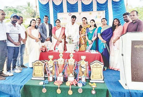 ಚಾಮರಾಜನಗರದ ಸರ್ಕಾರಿ ಪ್ರಥಮ ದರ್ಜೆ ಕಾಲೇಜು ಮೈದಾನದಲ್ಲಿ ಆಯೋಜಿಸಿದ್ದ ಜಿಲ್ಲಾ ಮಟ್ಟದ ಕ್ರೀಡಾಕೂಟಕ್ಕೆ ಮಹಮ್ಮದ್ ಅಸ್ಗರ್ ಚಾಲನೆ ನೀಡಿದರು. ಡಾ.ಆರ್.ಎಸ್.ಅಶ್ವಿನಿ, ಜಿ.ಬಂಗಾರು, ಎನ್.ವಿ.ಸಿಂಧು, ಸಹನಾ, ದೀಪಿಕಾ, ಮಹಾದೇವ್ ಇತರರಿದ್ದರು.