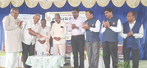 ಸವದತ್ತಿಯ ಕೆಎಲ್​ಇ ಸಂಸ್ಥೆ ಎಸ್​.ಕೆ. ಸಂಯುಕ್ತ ಪದವಿಪೂರ್ವ ಕಾಲೇಜಿನಲ್ಲಿ ಹಮ್ಮಿಕೊಂಡಿದ್ದ ಕಾರ್ಯಕ್ರಮವನ್ನು ಜಗದೀಶ ಶಿಂತ್ರಿ ಉದ್ಘಾಟಿಸಿದರು. ರವೀಂದ್ರ ಕರ್ಲೆಪ್ಪನವರ, ಎ.ಬಿ.ಮೇಟಿ, ಎಂ.ಬಿ.ಪಾಟೀಲ, ಎಸ್​.ಬಿ.ಗುಡೆನ್ನವರ ಇತರರಿದ್ದರು.