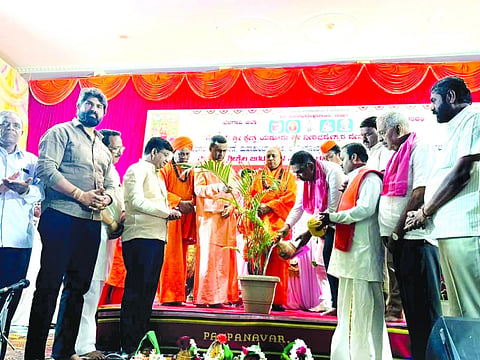 ಸವದತ್ತಿ ನಗರದಲ್ಲಿ ಹಮ್ಮಿಕೊಂಡಿದ್ದ ಪ್ರವಚನ ಮಂಗಲೋತ್ಸವ ಕಾರ್ಯಕ್ರಮವನ್ನು ಶ್ರೀಶೈಲ ಜಗದ್ಗುರು ಡಾ.ಚನ್ನಸಿದ್ಧರಾಮ ಪಂಡಿತಾರಾಧ್ಯ ಶಿವಾಚಾರ್ಯರು ಉದ್ಘಾಟಿಸಿದರು. ವಿರೂಪಾಕ್ಷ ಮಾಮನಿ, ಅಶ್ವತ್ಥ ವೈದ್ಯ ಇತರರಿದ್ದರು.