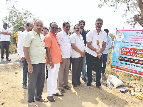 ಸವದತ್ತಿಯಲ್ಲಿ ರಸ್ತೆ ಸುಧಾರಣಾ ಕಾಮಗಾರಿಗೆ ವಿಶ್ವಾಸ ವೈದ್ಯ ಭೂಮಿಪೂಜೆ ನೆರವೇರಿಸಿದರು. ಅಶ್ವಥ ವೈದ್ಯ, ಪ್ರಭು ಪ್ರಭುನವರ, ಶಿವಾನಂದ ಪಟ್ಟಣಶೆಟ್ಟಿ, ಪ್ರವಿಣ ಪಟ್ಟಣಶೆಟ್ಟಿ, ಅಶೋಕ ಹಾದಿಮನಿ, ಗದಿಗೆಪ್ಪ ಕುರಿ ಇತರರಿದ್ದರು.