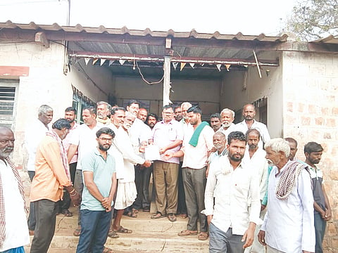 ಸವದತ್ತಿ ನವಿಲುತೀರ್ಥ ನೀರಾವರಿ ಕಚೇರಿ ಆವರಣದಲ್ಲಿ ರೈತರು ಅಧಿಕಾರಿಗೆ ಮನವಿ ಸಲ್ಲಿಸಿದರು. ಪಿ.ಎಚ್.ಪ್ರಭು ಚವಡಪ್ಪನವರ, ಚಂದ್ರು ಸಣ್ಣಗೌಡ್ರ, ಬಸವರಾಜ ಹಳಮನಿ ಇತರರಿದ್ದರು.