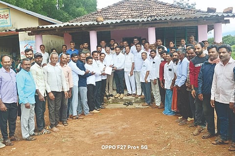 ಸಾಗರ ತಾಲೂಕಿನ ಕಾರಣಿ ಗ್ರಾಮದ ರೈತರು ಹಕ್ಕುಪತ್ರಕ್ಕಾಗಿ ಸಲ್ಲಿಸಿದ ಅರ್ಜಿ ವಿಲೇವಾರಿ ಮಾಡಲು ಆಗ್ರಹಿಸಿ ಚೆನ್ನಗೊಂಡ ಪಿಡಿಒಗೆ ಮನವಿ ಸಲ್ಲಿಸಲಾಯಿತು. ಕಾಂತರಾಜ, ನಂದೀಶ್​, ವಿಜಯಕುಮಾರ್​, ಶೇಖರಪ್ಪ, ಪದ್ಮರಾಜ್​ ಇತರರಿದ್ದರು.