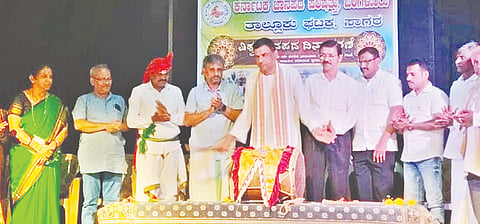 ಸಾಗರದಲ್ಲಿ ಆಯೋಜಿಸಿದ್ದ ವಿಶ್ವ ಜಾನಪದ ದಿನವನ್ನು ಡಿ.ಮಂಜುನಾಥ್​ ಉದ್ಘಾಟಿಸಿದರು. ಸತ್ಯನಾರಾಯಣ ಸಿರಿವಂತೆ, ಮಾಲತೇಶಪ್ಪ, ಕೆ.ಎಸ್​.ಕಿರಣ್​, ದಿನೇಶ್​ ಬರದವಳ್ಳಿ ಇತರರಿದ್ದರು.