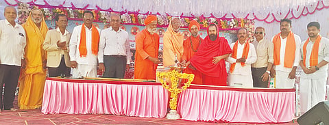 ಸೊರಬ ತಾಲೂಕಿನ ಕಾಸರಗುಪ್ಪೆ ಗ್ರಾಮದಲ್ಲಿ ನೂತನ ಲವಕುಶ ದೇವಾಲಯದ ಪ್ರವೇಶೋತ್ಸವ ಅಂಗವಾಗಿ ಆಯೋಜಿಸಿದ್ದ ಧರ್ಮಸಭೆಯನ್ನು ಗೊಗ್ಗೆಹಳ್ಳಿ ಮಠದ ಸಂಗಮೇಶ್ವರ ಶಿವಾಚಾರ್ಯ ಸ್ವಾಮೀಜಿ ಉದ್ಘಾಟಿಸಿದರು. ಕೆ.ವಿ.ಗೌಡ, ಪ್ರೊ. ಎಚ್​.ಬಿ.ಪಂಚಾರಯ್ಯ, ಕೆ.ಬಿ.ಎಂ.ಪಟೇಲ್​ ಕಾಸರಗುಪ್ಪೆ, ಎಚ್​.ವಿ.ರವೀಂದ್ರನಾಥ ಮುಂತಾದವರಿದ್ದರು.
