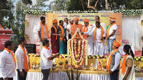 ಸೋಮವಾರಪೇಟೆ ತಾಲೂಕಿನ ಅಬ್ಬೂರುಕಟ್ಟೆ ಗ್ರಾಮದಲ್ಲಿ ನಡೆದ ಹಿಂದೂ ಸಂಗಮ ಕಾರ್ಯಕ್ರಮದಲ್ಲಿ ಮನೆಹಳ್ಳಿ ಮಠದ ಶ್ರೀ ಮಹಾಂತ ಶಿವಲಿಂಗ ಸ್ವಾಮೀಜಿ ಕಾರ್ಯಕ್ರಮ ಉದ್ಘಾಟಿಸಿದರು. ಕೇಶವಮೂರ್ತಿ, ಪ್ರಕಾಶ್, ಪಾಪಯ್ಯ, ರೂಪಾ ಇದ್ದರು.