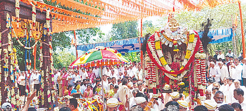 ಸೋಮವಾರಪೇಟೆ ತಾಲೂಕಿನ ತೋಳೂರುಶೆಟ್ಟಳ್ಳಿ ಗ್ರಾಮದಲ್ಲಿ ಯೋಜಿಸಿದ ಸಬ್ಬಮ್ಮ ದೇವಿಯ ಸುಗ್ಗಿ ಉತ್ಸವದಲ್ಲಿ ಸಾವಿರಾರು ಭಕ್ತರ ಸಮ್ಮುಖದಲ್ಲಿ ದೇವಿಯ ಉತ್ಸವ ಮೂರ್ತಿ ಮೆರವಣಿಗೆ ನಡೆಯಿತು. 