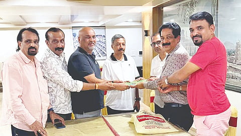 ಸೋಮವಾರಪೇಟೆ ವಾಕರ್ಸ್ ವಿಂಗ್ ಸಂಸ್ಥೆಯ 202627ನೇ ಸಾಲಿನ ನೂತನ ಅಧ್ಯಕ್ಷರಾಗಿ ಆಯ್ಕೆಯಾದ ಹರ್ಷ ಅವರಿಗೆ ಅಧಿಕಾರ ಹಸ್ತಾಂತರಿಸಲಾಯಿತು. ಶಿವ ಪ್ರಸಾದ್, ನಾಗೇಶ್, ವಿಜೇತ್ ಇದ್ದರು.