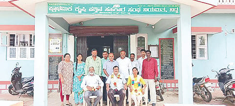 ನಿಡ್ತ ಪ್ಯಾಕ್ಸ್‌ನ 2ನೇ ಅವಧಿಗೆ ಅಧ್ಯಕ್ಷರಾಗಿ ಆಯ್ಕೆಯಾದ ಮಲ್ಲೇಶ್ ಅವರನ್ನು ಅಭಿನಂದಿಸಲಾಯಿತು. ಮಾಜಿ ಅಧ್ಯಕ್ಷ ಧರ್ಮಪ್ಪ, ಉಪಾಧ್ಯಕ್ಷೆ ಪೂಜಾ, ಆಡಳಿತ ಮಂಡಳಿ ಹಾಗೂ ಸಿಬ್ಬಂದಿ ಇದ್ದಾರೆ.