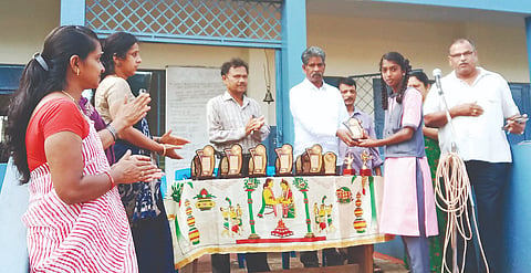 ಸರ್ಕಾರಿ ಪದವಿಪೂರ್ವ ಪ್ರೌಢಶಾಲೆಯಲ್ಲಿ  ಇಬ್ರಾಹಿಂ ಬಾಪ್ಪು ವಿಜೇತ ಮಕ್ಕಳಿಗೆ ಬಹುಮಾನ ನೀಡಿದರು. ಬಾಲಕೃಷ್ಣ,  ಪ್ರಕಾಶ್, ಚಿತ್ರಾ, ಲಿಯೋನಾ, ಜಯಶ್ರೀ, ಶಾಂತಾ ಹೆಗ್ಡೆ ಇದ್ದರು.