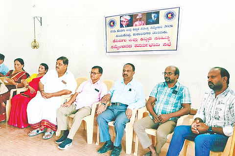 ಸುಂಟಿಕೊಪ್ಪ ಕೊಡವ ಸಮಾಜದ ಸಭಾಂಗಣದಲ್ಲಿ  ಕೊಡಗು ಜಿಲ್ಲಾ ಕನ್ನಡ ಸಾಹಿತ್ಯ ಪರಿಷತ್ ಅಧ್ಯಕ್ಷ ಕೇಶವ್ ಕಾಮತ್ ಅವರ ಅಧ್ಯಕ್ಷತೆಯಲ್ಲಿ ಸಭೆ ನಡೆಯಿತು. ಟಿ.ಪಿ.ರಮೇಶ್, ಪಿ.ಎಫ್. ಸಬಾಸ್ಟೀನ್, ಕೆ.ಎಸ್.ನಾಗೇಶ್, ಎಸ್.ಎ.ಮುನಿರ್ ಆಹ್ಮದ್ ಇತರರಿದ್ದರು.