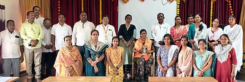ತೆಲಸಂಗದ ಎಸ್‌ಎಂವೈಕೆ ಸರ್ಕಾರಿ ಪ್ರಥಮದರ್ಜೆ ಕಾಲೇಜಿನಲ್ಲಿ ಹಮ್ಮಿಕೊಂಡಿದ್ದ ಉಪನ್ಯಾಸ ಕಾರ್ಯಕ್ರಮದಲ್ಲಿ ಡಾ.ಭಾಗೀರಥಿ ಹಾಲಳ್ಳಿ ಅವರನ್ನು ಸನ್ಮಾನಿಸಲಾಯಿತು. ಶಿವಕುಮಾರ ಕೆ., ಡಾ.ಬಿ.ಐ.ಮಠಪತಿ, ಶ್ವೇತಾ ಜುಗಳೆ ಇತರರಿದ್ದರು.