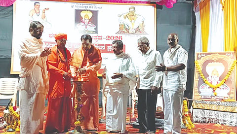 ತೆಲಸಂಗದ ಶ್ರೀ ಸಿದ್ಧರಾಮೇಶ್ವರ ಮಠದಲ್ಲಿ ಹಮ್ಮಿಕೊಂಡಿರುವ ಪ್ರವಚನ ಕಾರ್ಯಕ್ರಮಕ್ಕೆ ಗಣ್ಯರು ಚಾಲನೆ ನೀಡಿದರು. ವೀರೇಶ್ವರ ದೇವರು, ಬಸವಲಿಂಗ ಸ್ವಾಮೀಜಿ, ಬಸವ ಗುಂಡಯ್ಯ ಸ್ವಾಮೀಜಿ ಇತರರಿದ್ದರು.