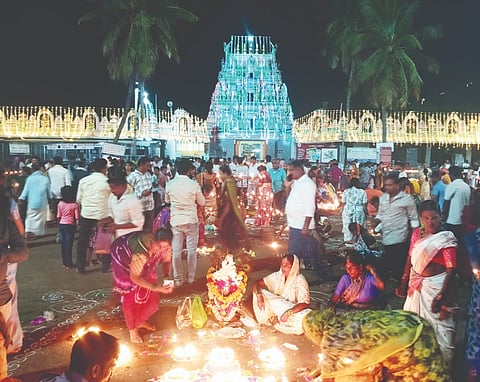 ಶ್ರೀ ಹುಲಿಗೆಮ್ಮ ದೇವಿ ಕಾರ್ತಿಕೋತ್ಸವ ನಿಮಿತ್ತ ದೇವಸ್ಥಾನ ಆವರಣದಲ್ಲಿ ಭಕ್ತರು ದೀಪಗಳನ್ನು ಬೆಳಗಿಸಿದರು.